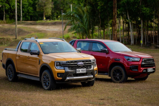 Toyota Hilux và Ford Ranger tạo thế song mã trên thị trường xe bán tải