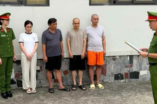 Thấy gì từ “cung đường” của 3.400 viên kim cương nhập lậu?
