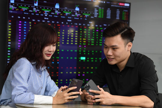 Cổ phiếu giảm sâu, lãnh đạo các doanh nghiệp "bắt đáy" mua vào