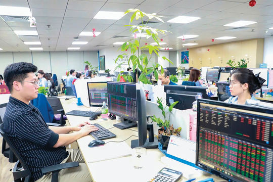 Đón đầu cổ phiếu bất động sản