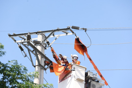 Giữ nhịp dòng điện mùa nắng nóng: Từ bản lĩnh người thợ Hotline đến tầm nhìn quản trị của EVNNPC