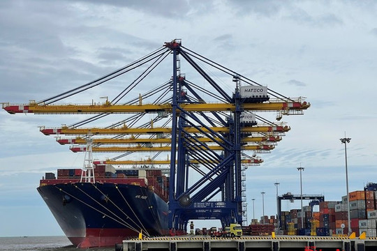 Gỡ điểm nghẽn logistics bằng nâng năng lực vận tải biển