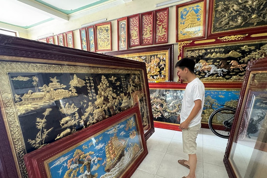 Làng nghề chạm bạc Đồng Xâm: Số hóa để mở rộng thị trường