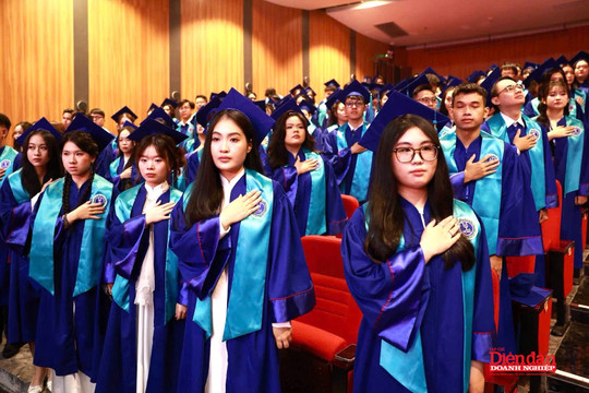 Trường ĐH Luật TP HCM lần đầu đổi lễ tốt nghiệp thành lễ vinh danh tân khoa