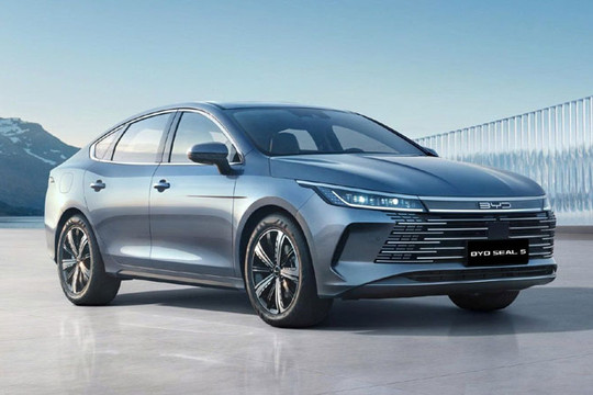 Ô tô tồn kho từ 2025 miệt mài xả hàng, giá tiếp tục giảm sâu