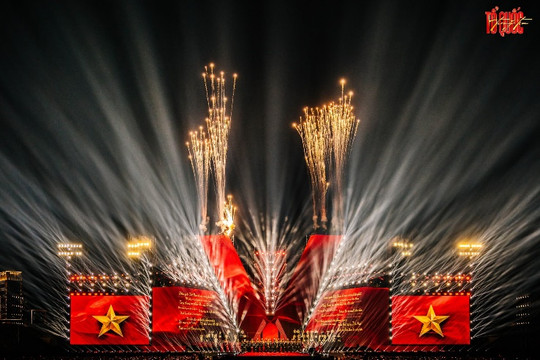 “Tổ quốc trong tim” về Van Phuc City: Concert Quốc gia lần đầu đến miền Nam
