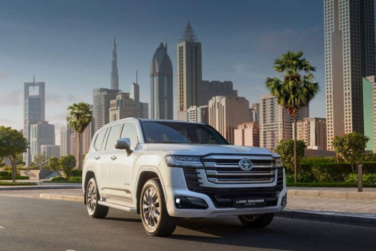 Toyota Land Cruiser hybrid bị “thổi giá” chênh gần 1 tỷ đồng