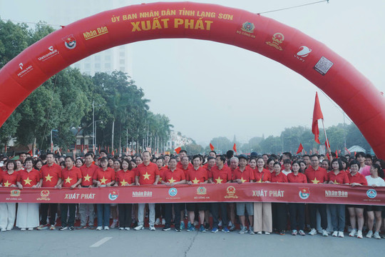 Hàng nghìn người dân xứ Lạng hoà chung nhịp bước “Cùng Việt Nam tiến bước”