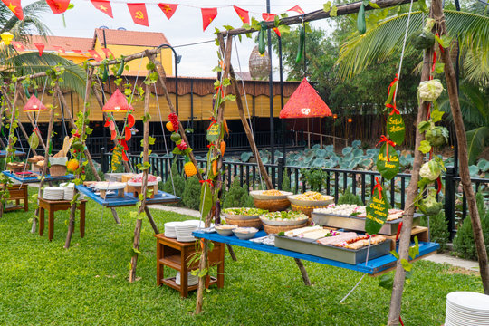 Buffet treo: Câu chuyện văn hóa độc đáo tái hiện giữa lòng Phố cổ Hội An