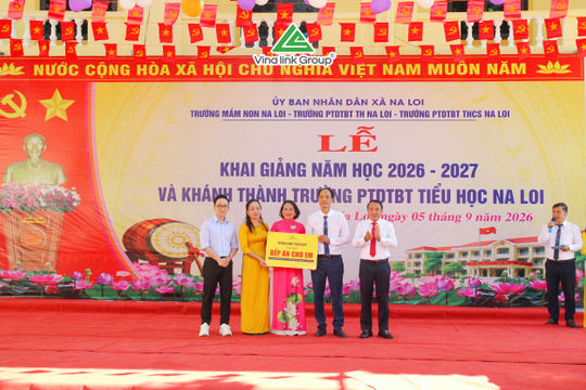 Vinalink Group nâng bước đến trường cùng học sinh nơi biên viễn