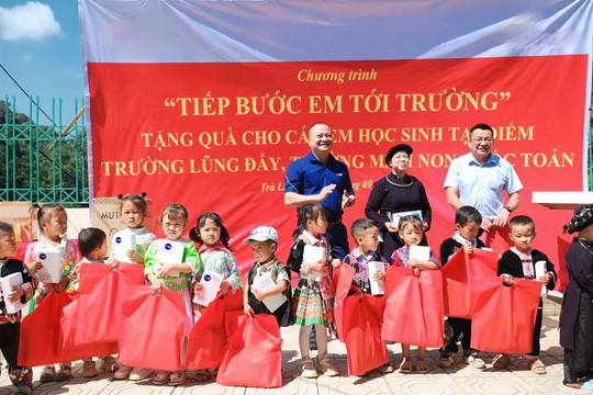 MB đồng hành cùng học sinh vùng cao, trao cơ hội tiếp cận tri thức số