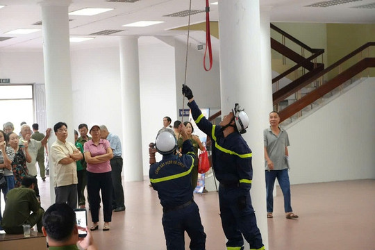 CÔNG AN PHƯỜNG PHÚ DIỄN THAM MƯU TỔ CHỨC TUYÊN TRUYỀN, HUẤN LUYỆN NGHIỆP VỤ PCCC VÀ CNCH NĂM 2026