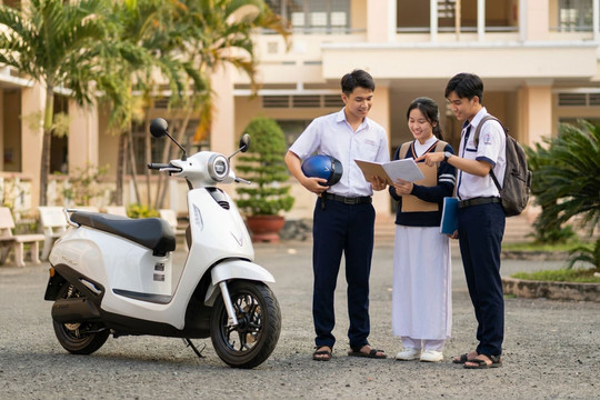 Không cần bằng lái, đổi pin trong vài phút: Evo Lite giúp học sinh chủ động hơn