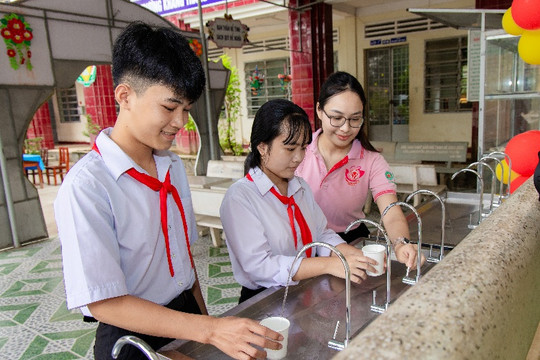 Chung tay nâng cao khả năng tiếp cận nước sạch cho học sinh Vĩnh Long