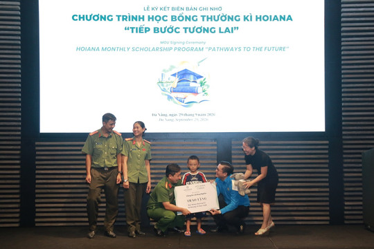 Hoiana trao học bổng thường kỳ “tiếp bước tương lai” đến học sinh khó khăn