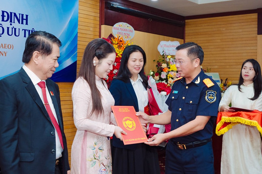 Cục Hải quan trao quyết định công nhận, gia hạn chế độ doanh nghiệp ưu tiên