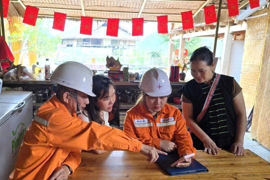Thắp sáng “vùng lõm”, mở đường tương lai: Xây dựng công dân số, gia đình số