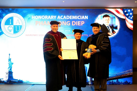 Doanh nhân Phạm Hồng Điệp được International American University trao tặng danh hiệu Viện sĩ Danh dự