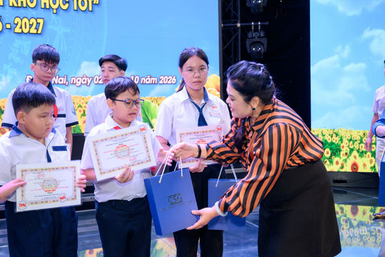 Vedan Việt Nam 15 năm đồng hành cùng chương trình học bổng "Tiếp sức học sinh, sinh viên vượt khó học tốt"