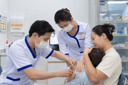 VNVC hỗ trợ 25.000 trẻ tiêm bổ sung vắc xin, lấp “khoảng trống miễn dịch” đầu năm học mới