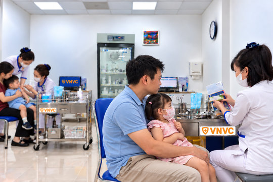 VNVC đưa hơn 100.000 liều vắc xin tay chân miệng từ thành thị đến thôn bản