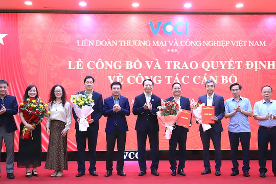 VCCI công bố và trao quyết định về công tác cán bộ