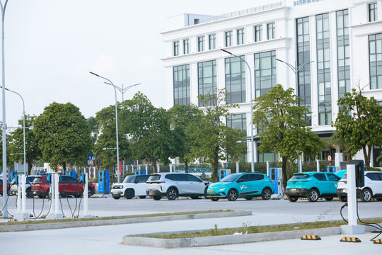 Đi xa bằng xe điện VinFast, mạng lưới sạc rộng khắp giúp người dùng “nhẹ đầu”