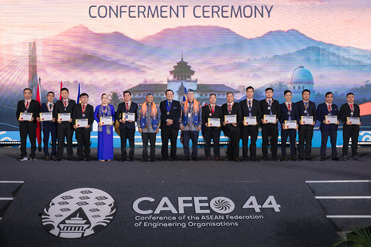EVNHCMC có thêm 18 cá nhân được vinh danh Kỹ sư chuyên nghiệp Asean