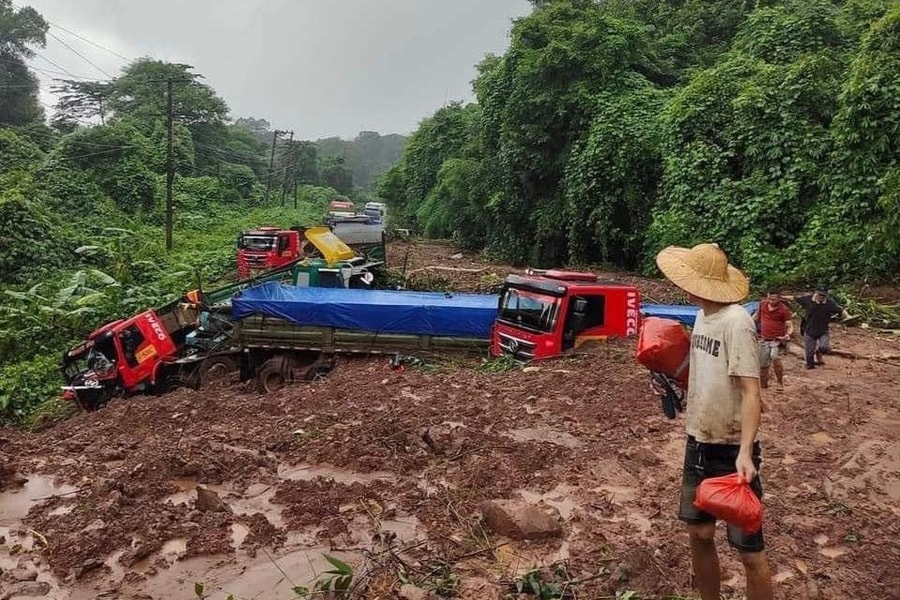 Doanh nghiệp vận tải liên vận “ách tắc” do QL8A sạt lở, chia cắt