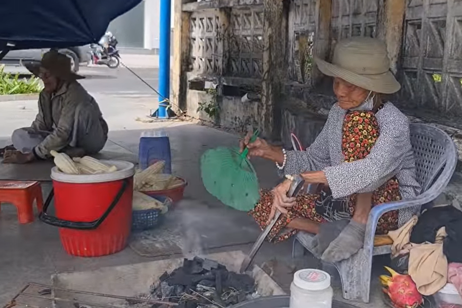 Không có lương hưu người cao tuổi vất vả mưu sinh