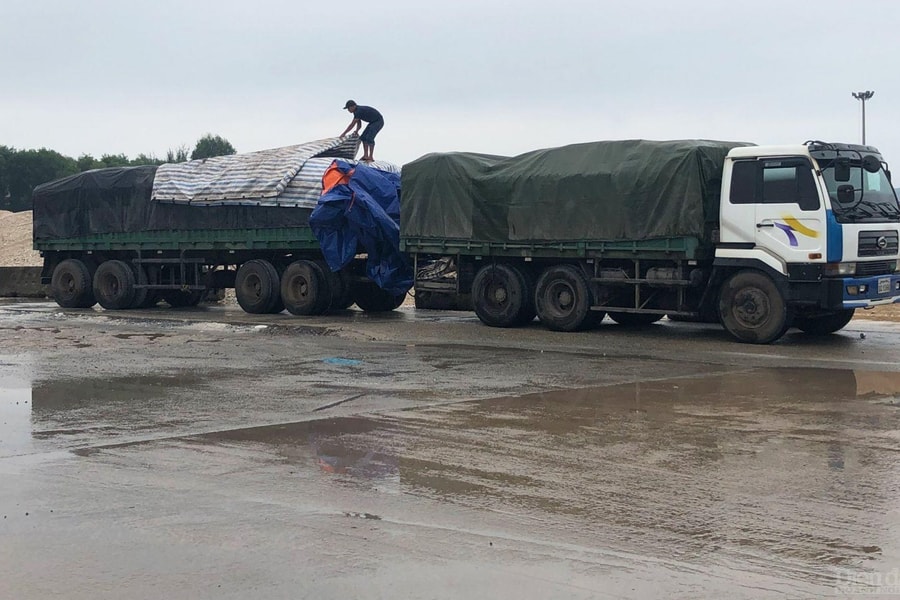 “Binh đoàn” xe tải trọng lớn “trẩy hội” từ Quảng Bình về Nghệ An