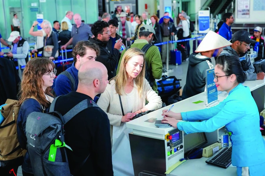 Du lịch chịu tác động ra sao khi tăng trần giá vé máy bay?