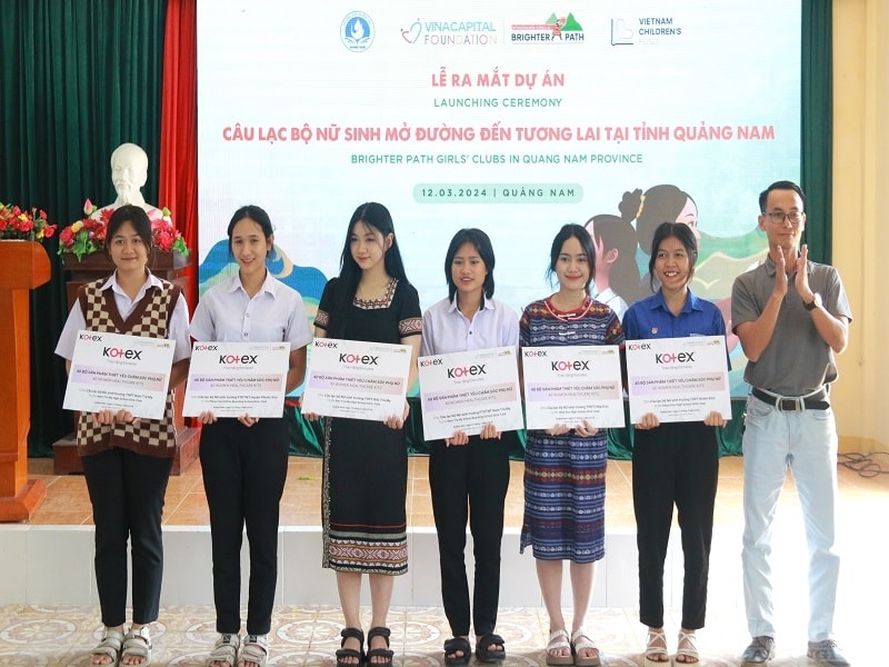 Hơn 1,1 tỉ đồng hỗ trợ nữ sinh đồng bào Quảng Nam