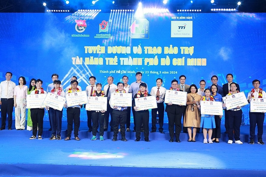 Tuyên dương và trao bảo trợ 10 Tài năng trẻ TPHCM năm 2023