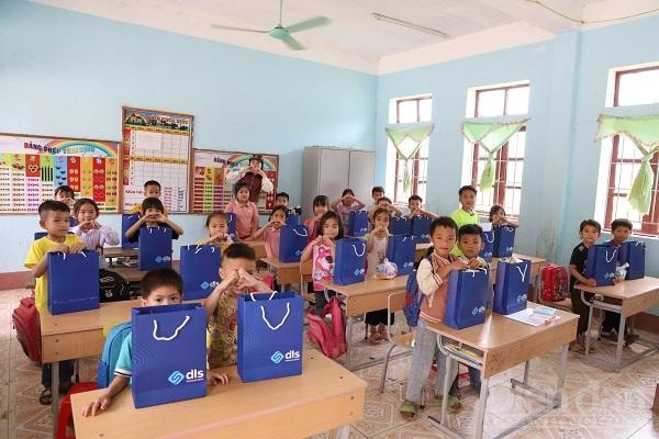 Doanh nghiệp trao tặng tủ sách miễn phí cho 28 điểm trường tiểu học miền núi