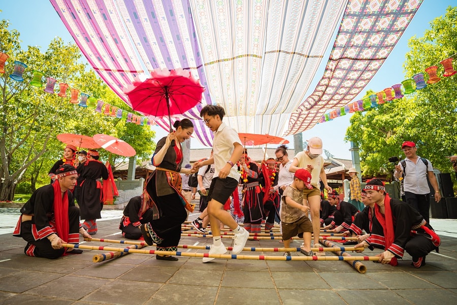 “Xuyên Việt” khám phá tinh hoa lễ hội ba miền tại VinWonders Nam Hội An