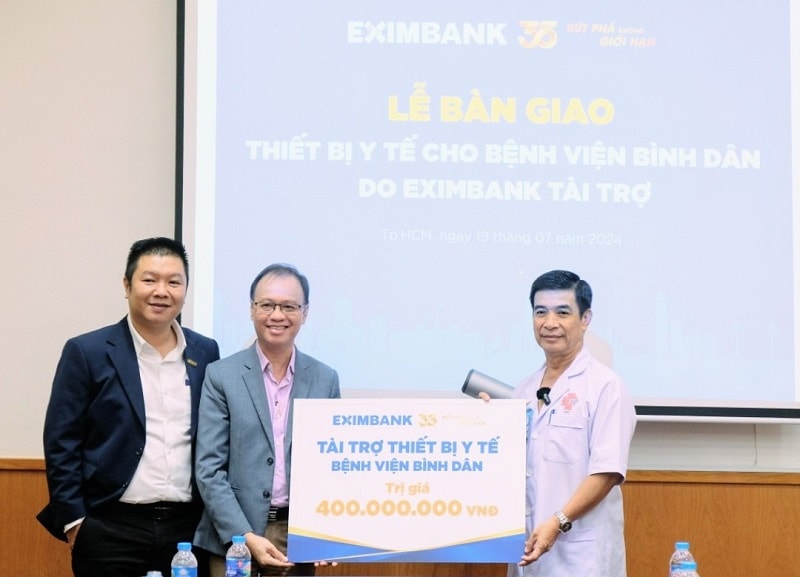 Eximbank trao tặng thiết bị y tế cho Bệnh viện Bình Dân