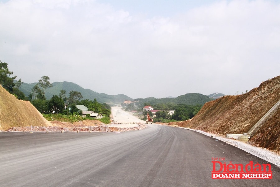 Thi công tuyến đường liên kết vùng Thái Nguyên: Tinh thần không lùi bước