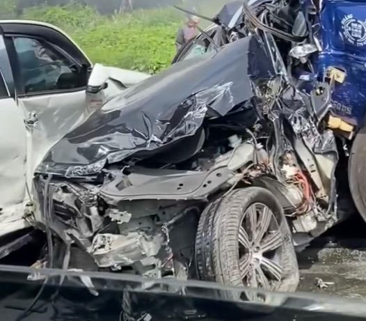 Tai nạn khiến Volvo XC 90 bị vò nát, tại sao tài xế vẫn bình an vô sự?