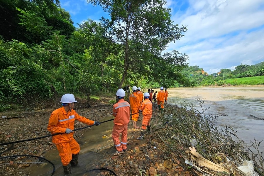 EVNNPC: Nâng cao độ tin cậy cung cấp điện cho khách hàng mùa mưa bão