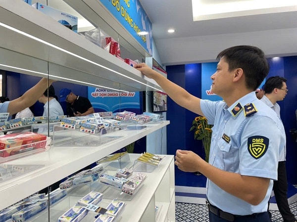 Quản lý thị trường hướng dẫn nhận diện sách giáo khoa giả