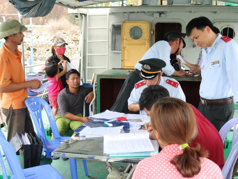 Quyết liệt chống khai thác thủy sản trái phép trên Vịnh Hạ Long