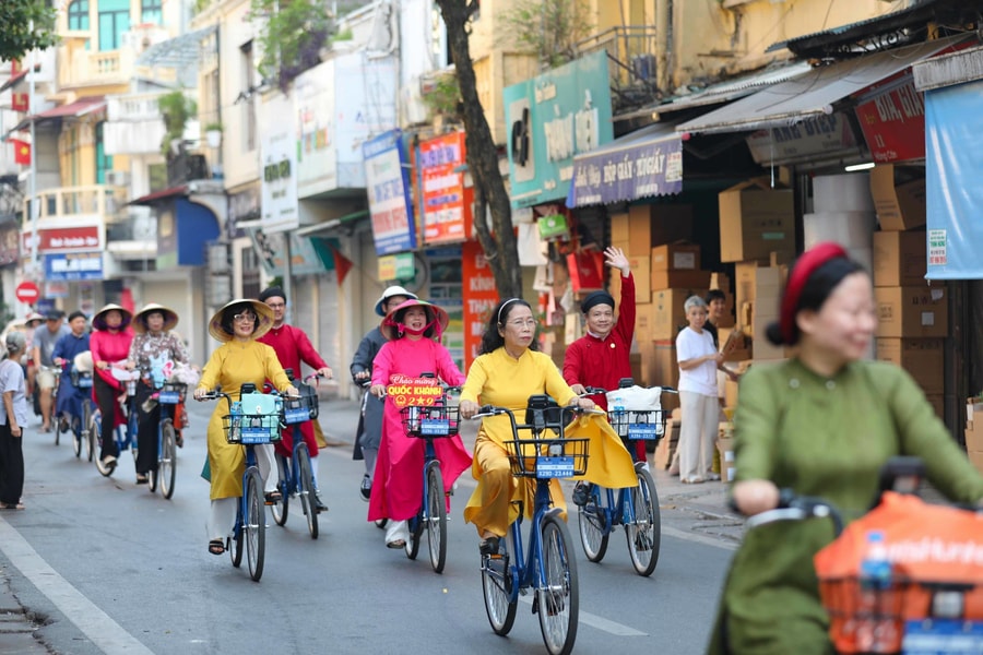 Thủ đô Hà Nội sôi động với chương trình "Áo dài kết nối du lịch và di sản"