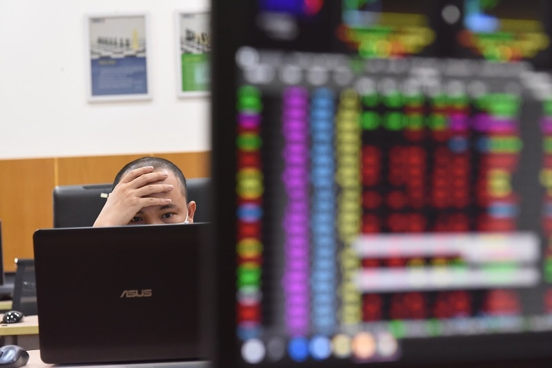 Giá dầu tiến gần 120 USD/ thùng, thị trường chứng khoán chao đảo