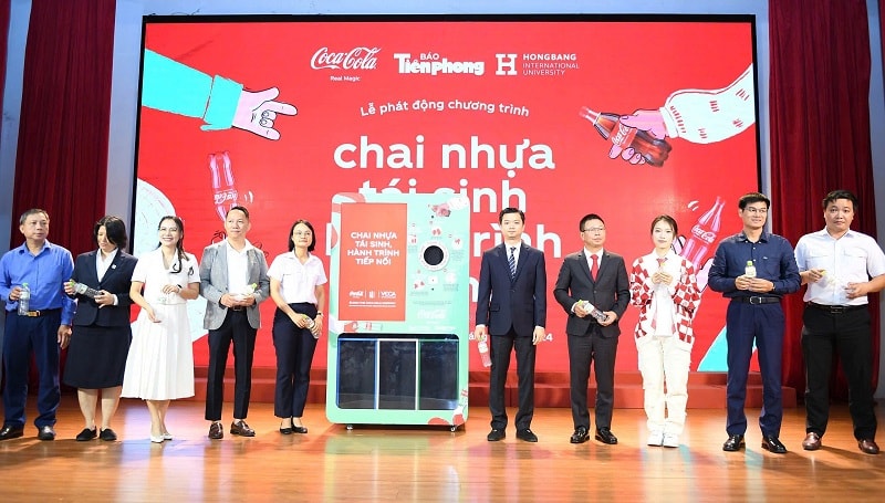 Hơn 1.000 sinh viên tham gia “Chai nhựa tái sinh, hành trình tiếp nối”