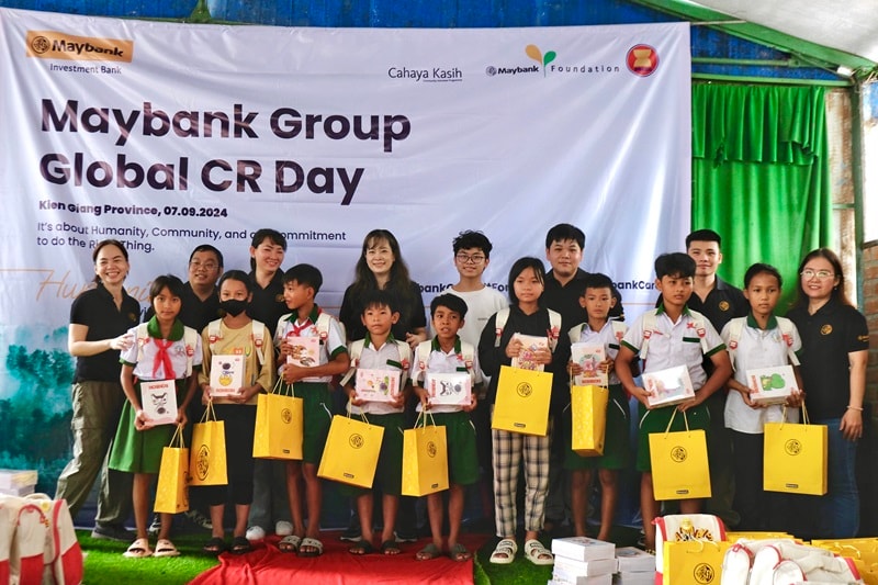 Maybank Investment Bank trao học bổng cho học sinh tỉnh Kiên Giang