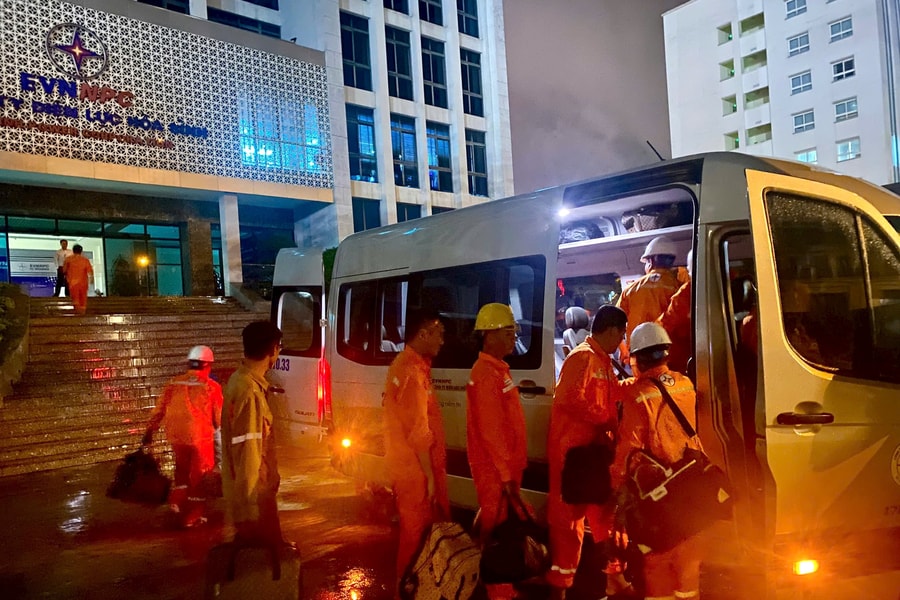 Xung kích EVNNPC nỗ lực từng giờ để cấp điện trở lại sớm nhất cho khách hàng