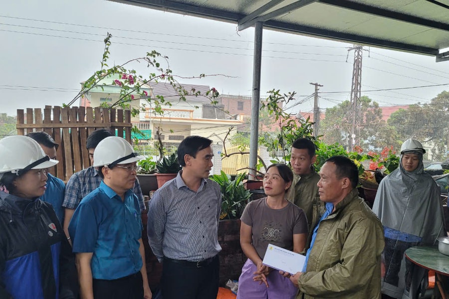 TKV kịp thời hỗ trợ các gia đình người lao động bị thiệt hại do bão số 3