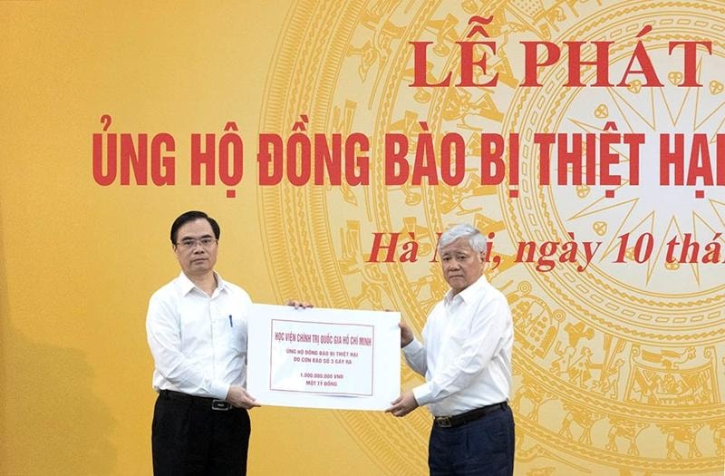Gửi nghĩa tình đến người dân vùng “rốn lũ”