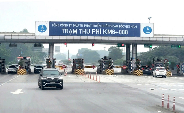 Nhiều chủ đầu tư không thu phí xe chở hàng cứu trợ